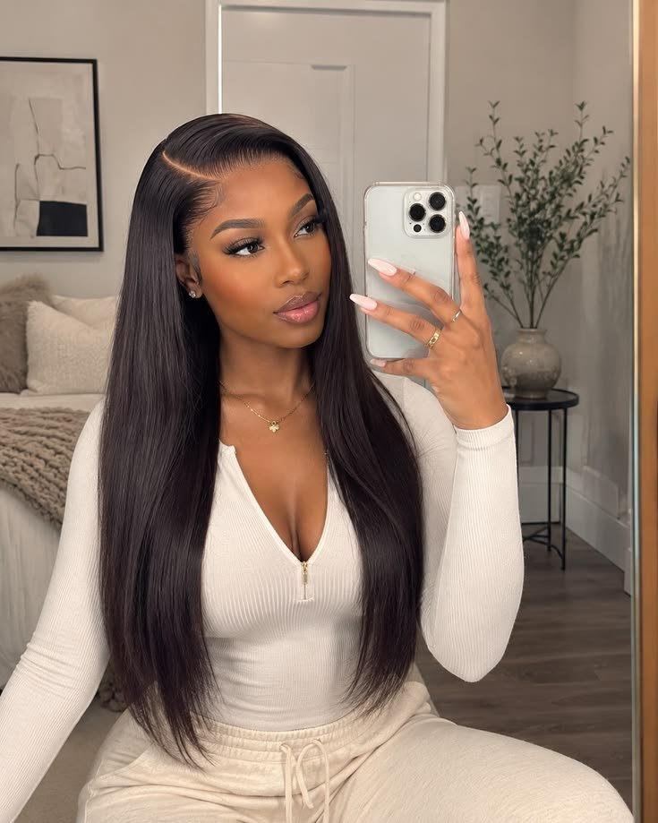 Femme noire portant une perruque longue élégante